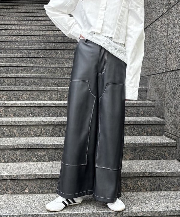 はやしあかねさんの「BEAMS WOMEN｜フェイクレザー ダブルニーパンツ」を使ったコーディネート