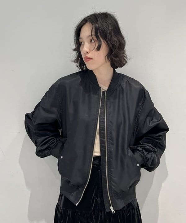 神坂 莉子さんの「BEAMS WOMEN｜アーム ギャザー MA-1 ブルゾン」を使ったコーディネート