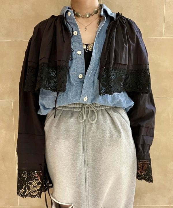 吉田　真実さんの「ヴィンテージ レース ブラウス」を使ったコーディネート