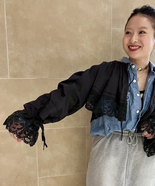 吉田　真実さんの「ヴィンテージ レース ブラウス」を使ったコーディネート