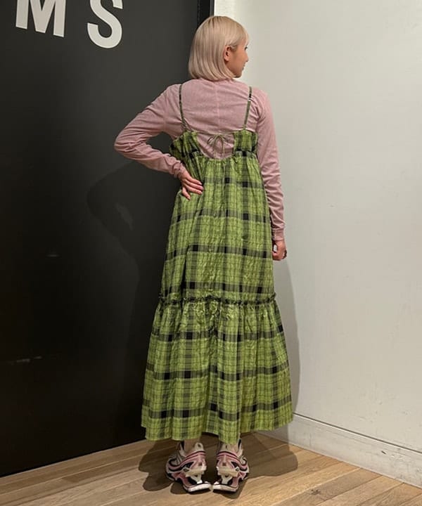 佐藤 亜美さんの「BEAMS WOMEN｜チェック ティアード キャミ ワンピース」を使ったコーディネート