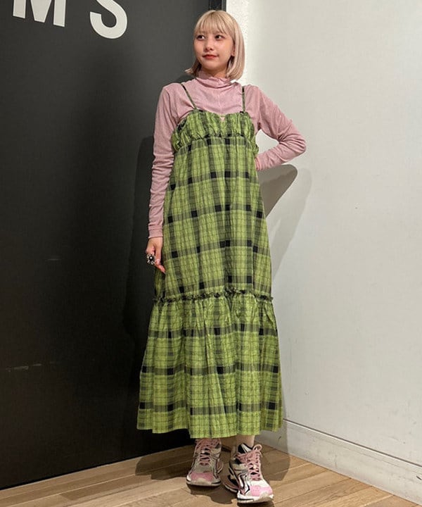 佐藤 亜美さんの「BEAMS WOMEN｜チェック ティアード キャミ ワンピース」を使ったコーディネート