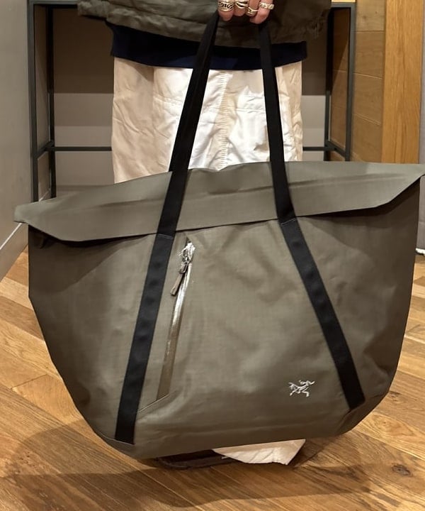 三宅 康平さんの「BEAMS WOMEN｜ARC'TERYX / Granville 30 Carryall Bag」を使ったコーディネート