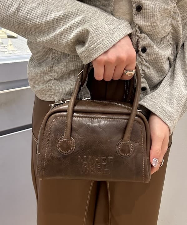 ナカノ アイさんの「BEAMS WOMEN｜フェイクレザー ダブルニーパンツ」を使ったコーディネート