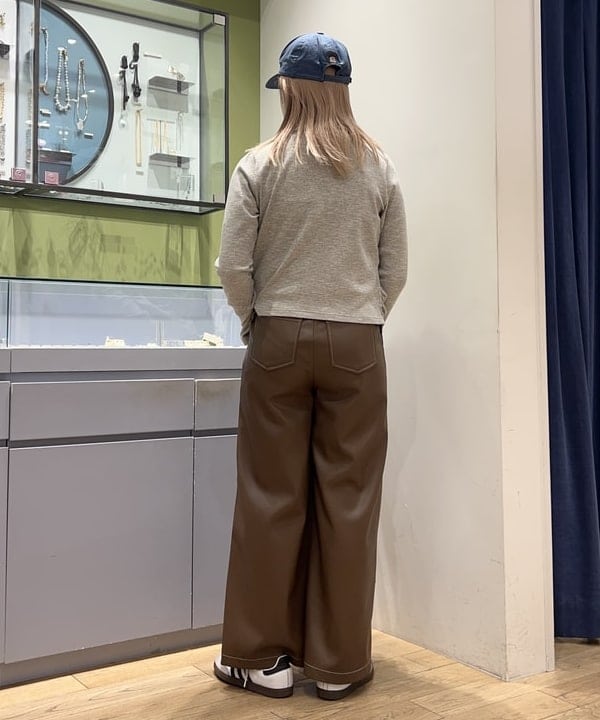 ナカノ アイさんの「BEAMS WOMEN｜フェイクレザー ダブルニーパンツ」を使ったコーディネート