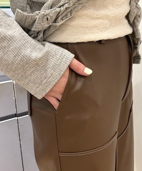 ナカノ アイさんの「BEAMS WOMEN｜フェイクレザー ダブルニーパンツ」を使ったコーディネート