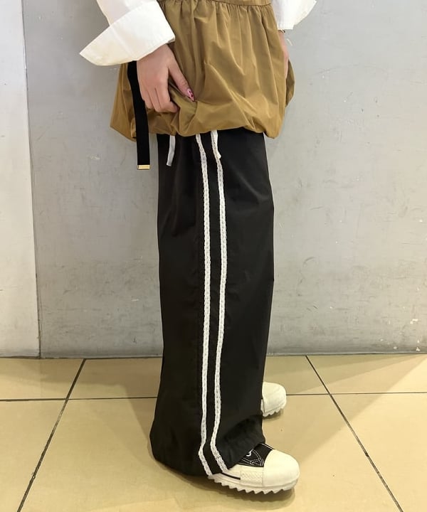 ヒナさんの「BEAMS WOMEN｜ショルダー オープン シャツ」を使ったコーディネート