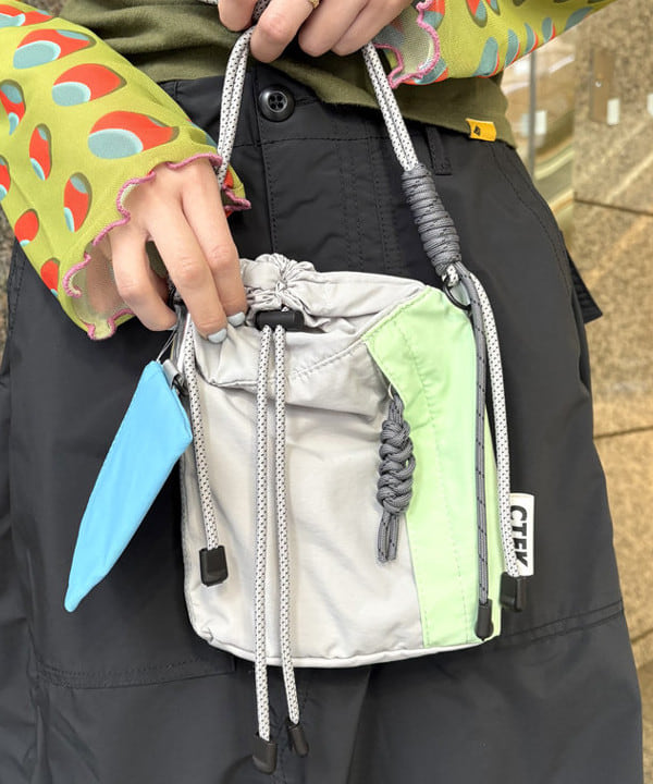 吉田 花さんの「BEAMS WOMEN｜CTRL FREAK / ナイロン ハンディ ショルダー」を使ったコーディネート