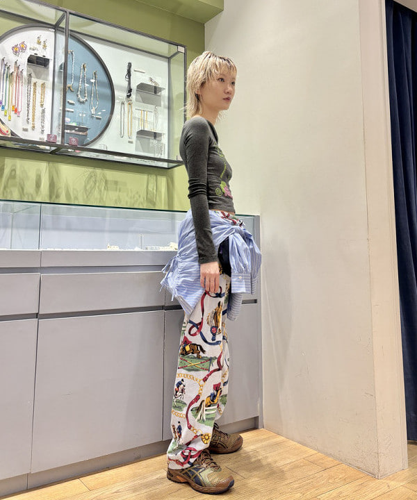 シミズ ネネさんの「BEAMS WOMEN｜ドロスト クロップド シャツ」を使ったコーディネート