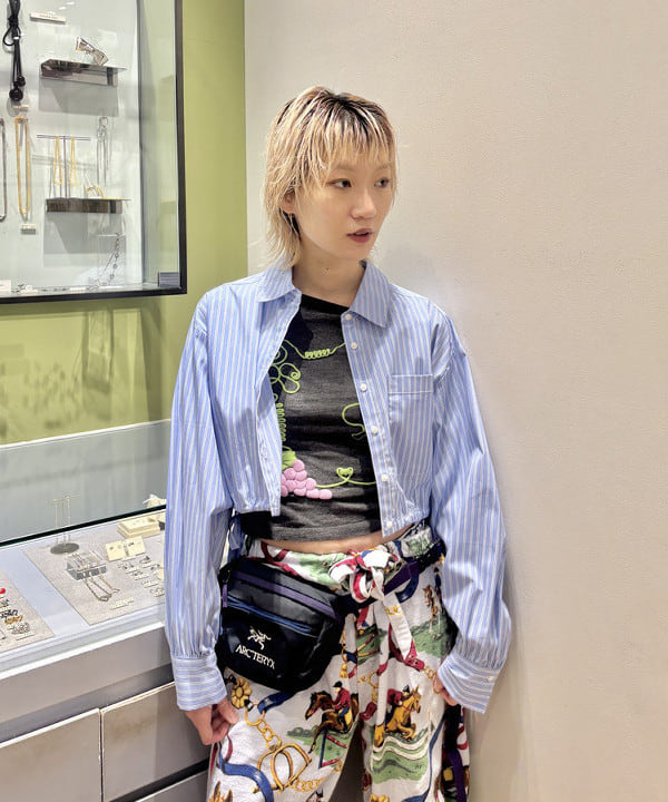 シミズ ネネさんの「BEAMS WOMEN｜ドロスト クロップド シャツ」を使ったコーディネート