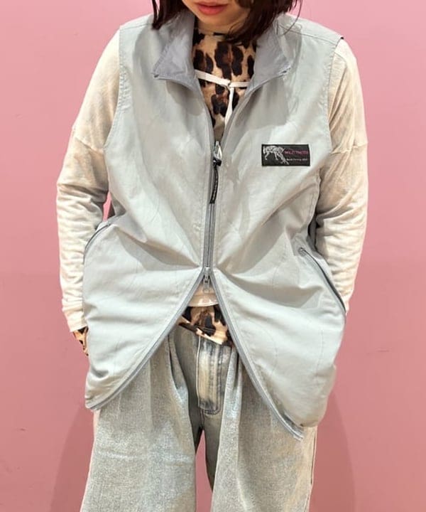 リズさんの「BEAMS WOMEN｜クウォーターレングス デニム ウェビングパンツ」を使ったコーディネート