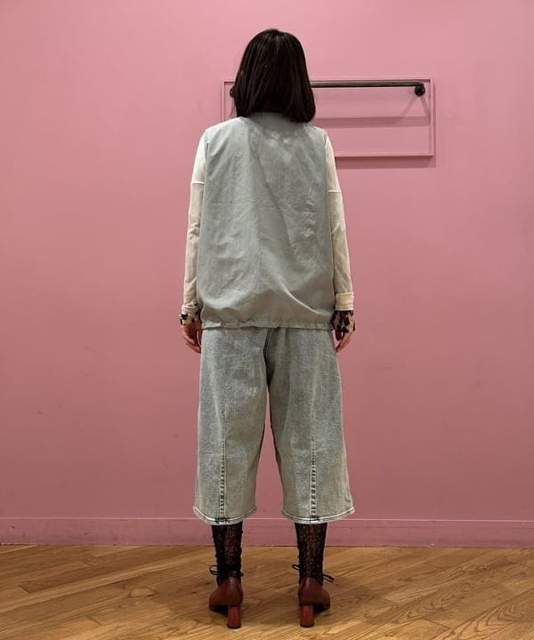 リズさんの「BEAMS WOMEN｜クウォーターレングス デニム ウェビングパンツ」を使ったコーディネート