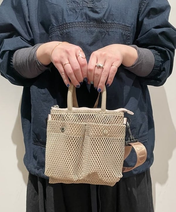 IZUMI MAYUMIさんの「BEAMS WOMEN｜NOMADIS / HELMET MESH Petit ショルダーバッグ」を使ったコーディネート