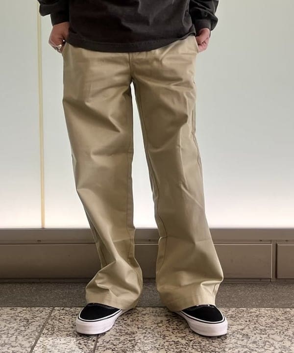 トラ吉さんの「BEAMS WOMEN｜【別注】Dickies / ワイド チノ パンツ」を使ったコーディネート