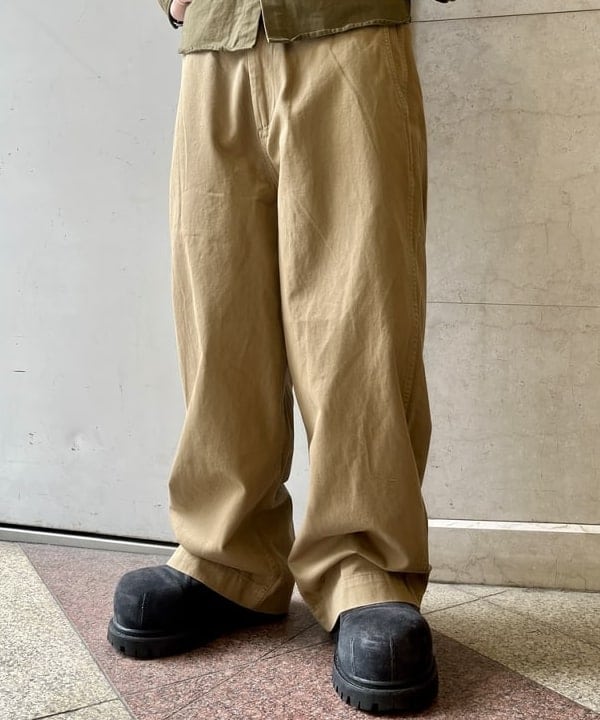 トラ吉さんの「BEAMS WOMEN｜1940'sディテール ワイドチノパンツ」を使ったコーディネート