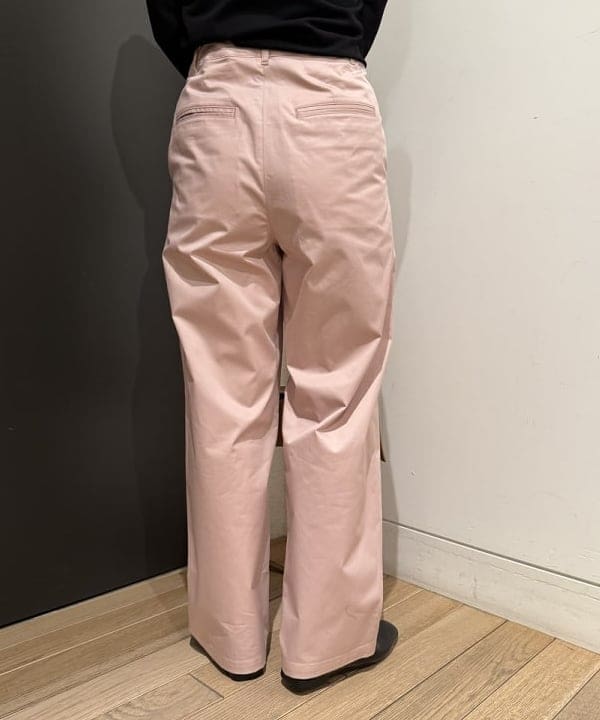 Ito_ririkaさんの「BEAMS WOMEN｜AK+1 / コットン サイド ジップ パンツ」を使ったコーディネート