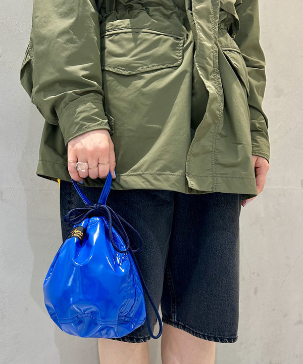 ナツハさんの「BEAMS WOMEN｜【別注】NAPRON / エナメル ミニ ペイシェント バッグ」を使ったコーディネート