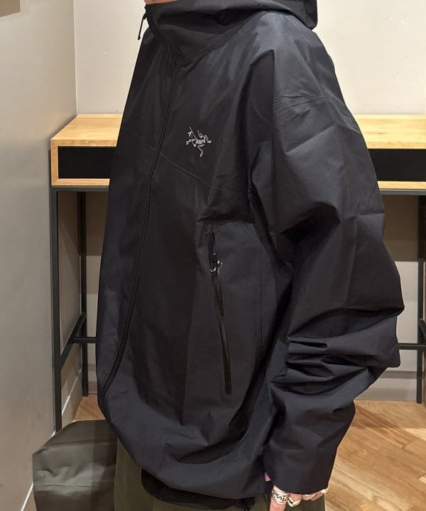 三宅 康平さんの「BEAMS WOMEN｜ARC'TERYX / Beta Jacket」を使ったコーディネート