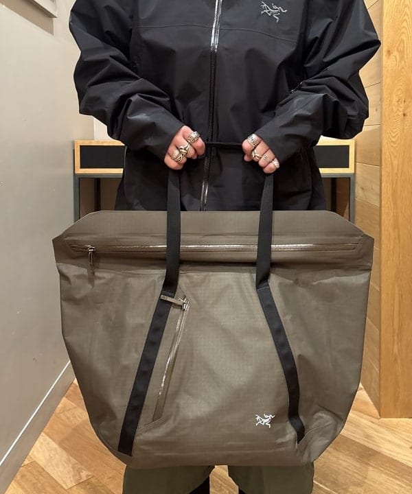 三宅 康平さんの「BEAMS WOMEN｜ARC'TERYX / Beta Jacket」を使ったコーディネート