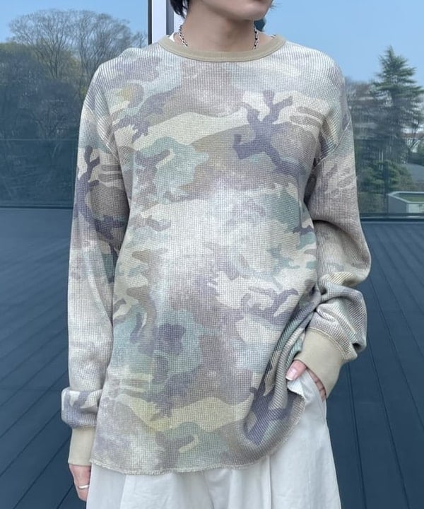 マツミヤさんの「BEAMS WOMEN｜プリント サーマル クルーネック Tシャツ」を使ったコーディネート
