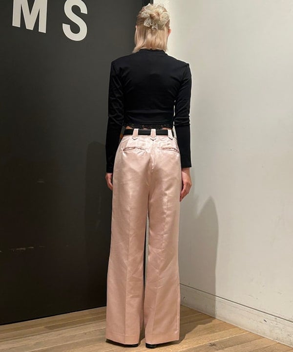 佐藤 亜美さんの「BEAMS WOMEN｜ポリエステル シャンタン パンツ」を使ったコーディネート
