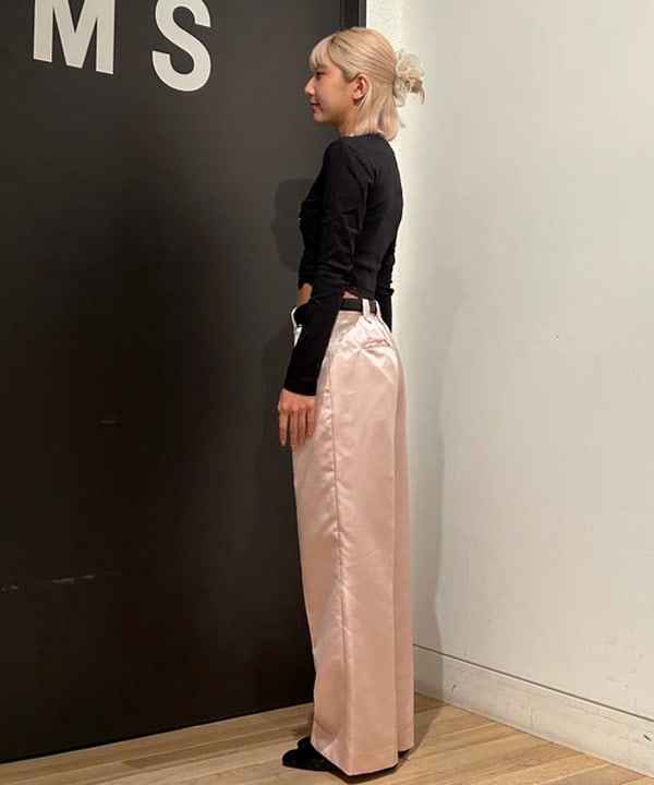 佐藤 亜美さんの「BEAMS WOMEN｜ポリエステル シャンタン パンツ」を使ったコーディネート