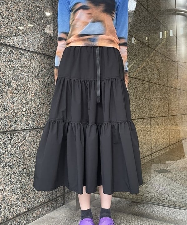 加歩さんの「BEAMS WOMEN｜【別注】Gramicci / ティアード スカート」を使ったコーディネート