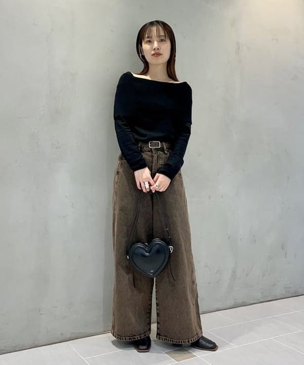 カタヤマ アヤさんの「BEAMS WOMEN｜オフショルダー プルオーバーニット」を使ったコーディネート