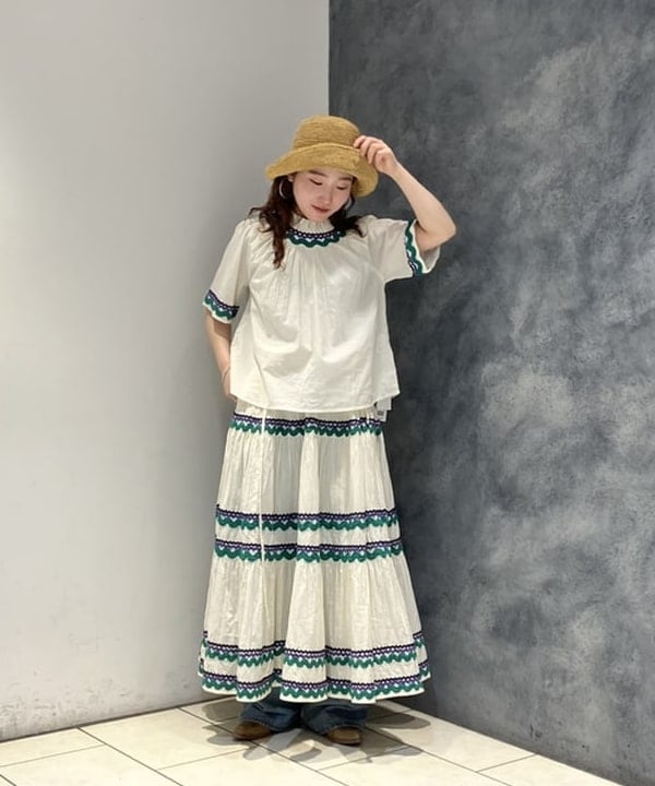 モモさんの「BEAMS WOMEN｜【別注】trepied / テープ ティアード スカート」を使ったコーディネート