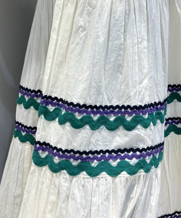 モモさんの「BEAMS WOMEN｜【別注】trepied / テープ ティアード スカート」を使ったコーディネート