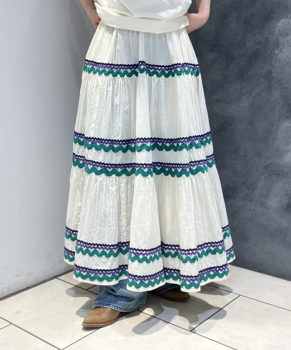 モモさんの「BEAMS WOMEN｜【別注】trepied / テープ ティアード スカート」を使ったコーディネート