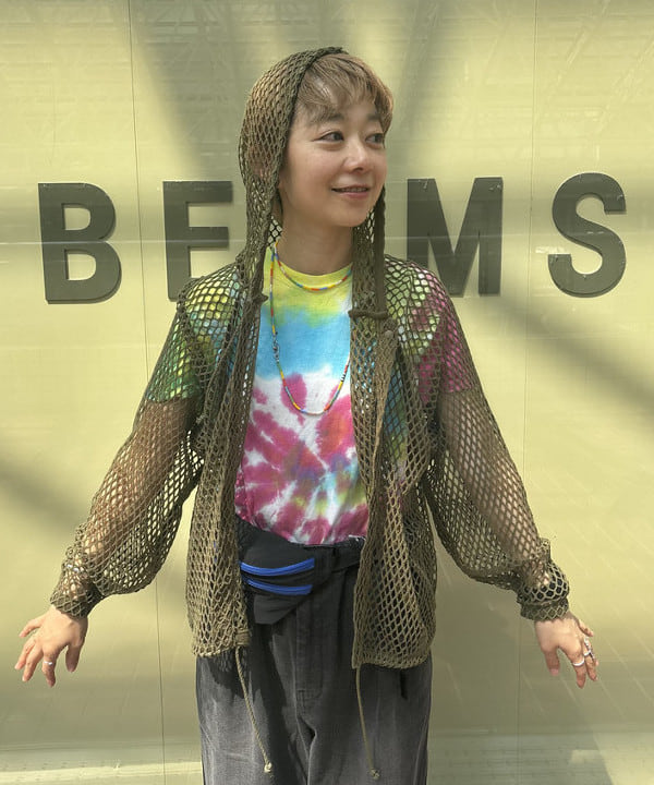 矢野(青木)優香さんの「BEAMS WOMEN｜ビッグ メッシュ フーディー」を使ったコーディネート