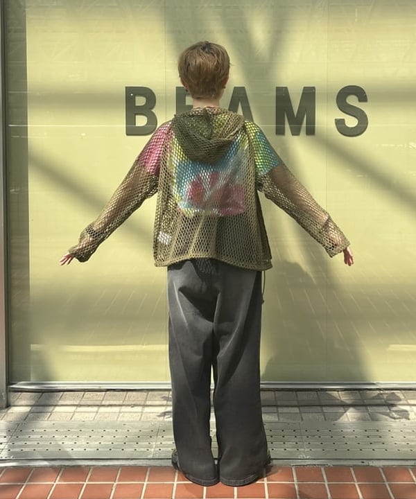 矢野(青木)優香さんの「BEAMS WOMEN｜ビッグ メッシュ フーディー」を使ったコーディネート