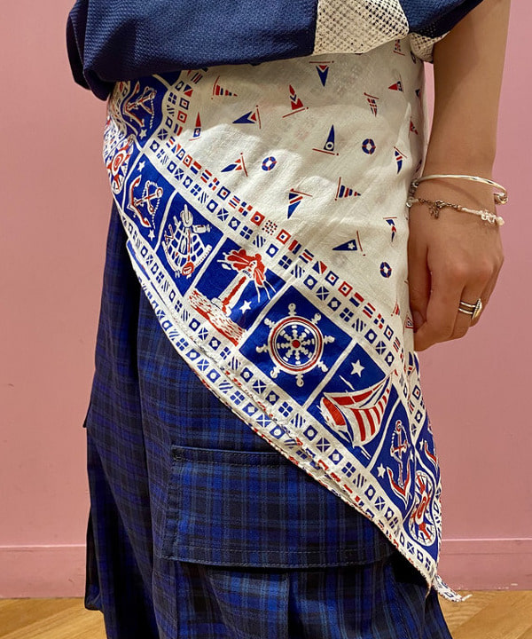 榎本 葵さんの「BEAMS WOMEN｜【別注】BINDU / マリン スカーフ」を使ったコーディネート