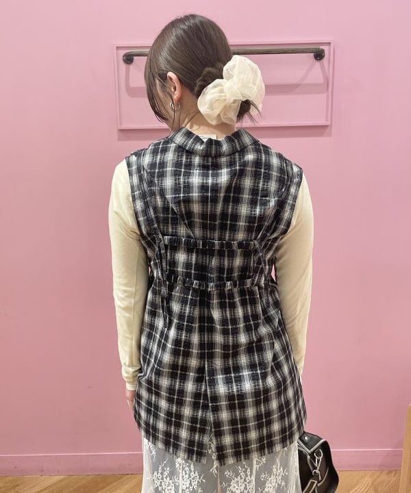 田中 里実さんの「BEAMS WOMEN｜チェック テーラード ジレ」を使ったコーディネート