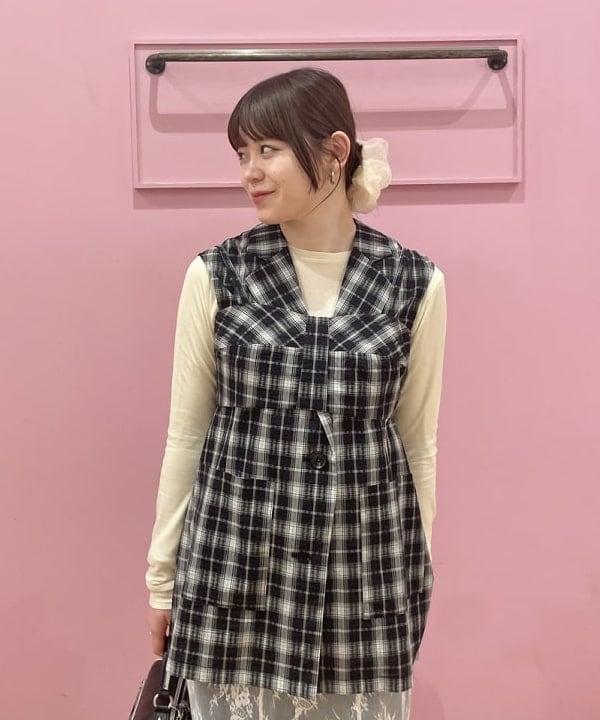 田中 里実さんの「BEAMS WOMEN｜チェック テーラード ジレ」を使ったコーディネート