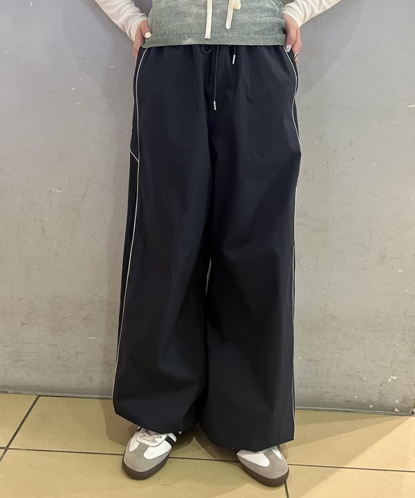 ナカノ アイさんの「BEAMS WOMEN｜ストライプ キリカエ トラックパンツ」を使ったコーディネート