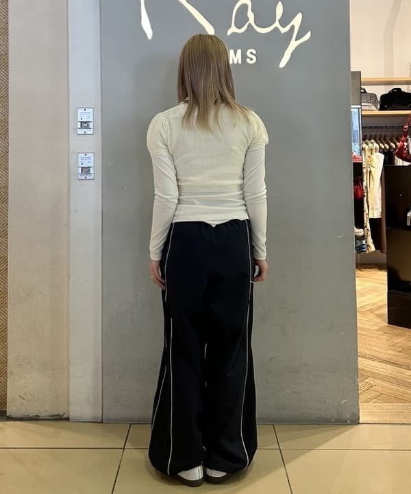 ナカノ アイさんの「BEAMS WOMEN｜ストライプ キリカエ トラックパンツ」を使ったコーディネート