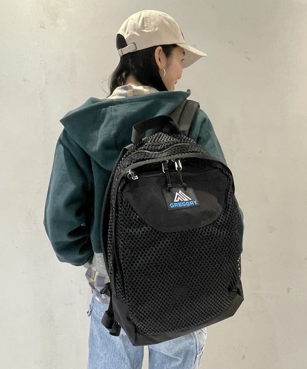 津藤 理佐子さんの「BEAMS WOMEN｜レトロ フィット ジップ フーディー」を使ったコーディネート
