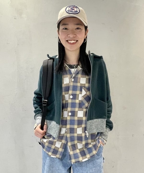 津藤 理佐子さんの「BEAMS WOMEN｜レトロ フィット ジップ フーディー」を使ったコーディネート