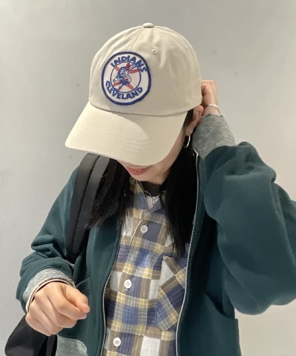 津藤 理佐子さんの「BEAMS WOMEN｜レトロ フィット ジップ フーディー」を使ったコーディネート