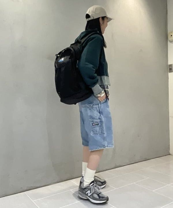 津藤 理佐子さんの「BEAMS WOMEN｜レトロ フィット ジップ フーディー」を使ったコーディネート