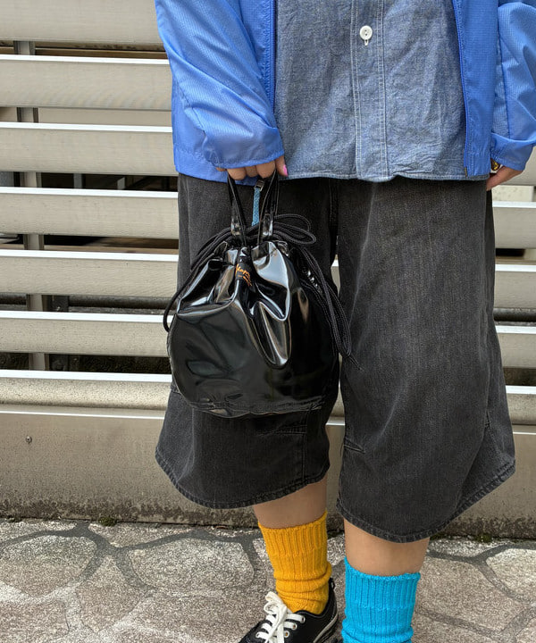 オカモト ミサキさんの「BEAMS WOMEN｜【別注】NAPRON / エナメル ミニ ペイシェント バッグ」を使ったコーディネート