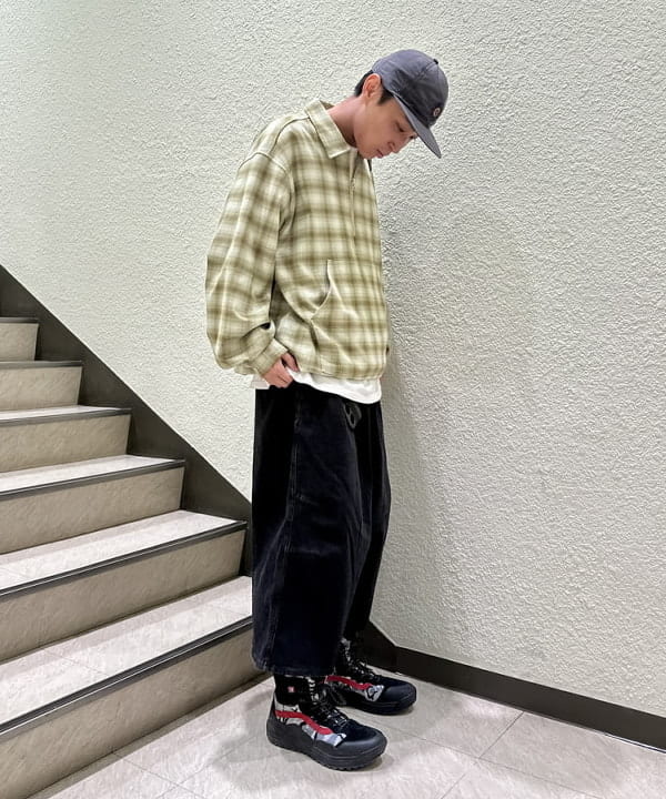 青島 樹生さんの「クウォーターレングス デニム ウェビングパンツ」を使ったコーディネート