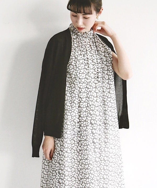 shibataさんの「BEAMS WOMEN｜フラワープリント フリルネック ノースリーブワンピース」を使ったコーディネート