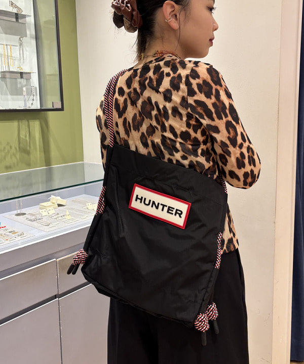 山本 里南さんの「BEAMS WOMEN｜【WEB限定】HUNTER / トラベル リップストップ リサイクル ナイロン トート バッグ」を使ったコーディネート