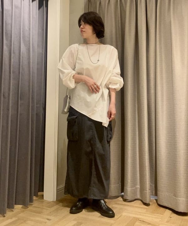 岡 妃呂美さんの「BEAMS WOMEN｜ギャザー ショルダー ブラウス」を使ったコーディネート