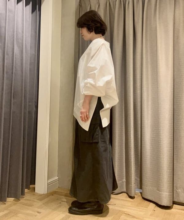 岡 妃呂美さんの「BEAMS WOMEN｜ギャザー ショルダー ブラウス」を使ったコーディネート
