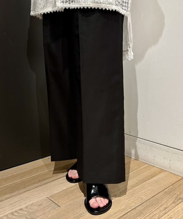 早川 萌子さんの「BEAMS WOMEN｜【別注】TORI-TO / アシメ フリル シャツ」を使ったコーディネート