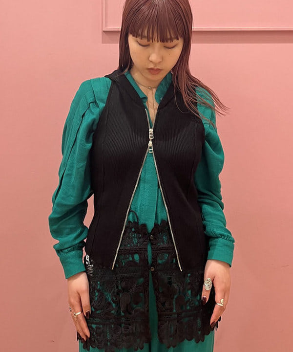 シオンさんの「BEAMS WOMEN｜フーディー ジップ ベスト」を使ったコーディネート